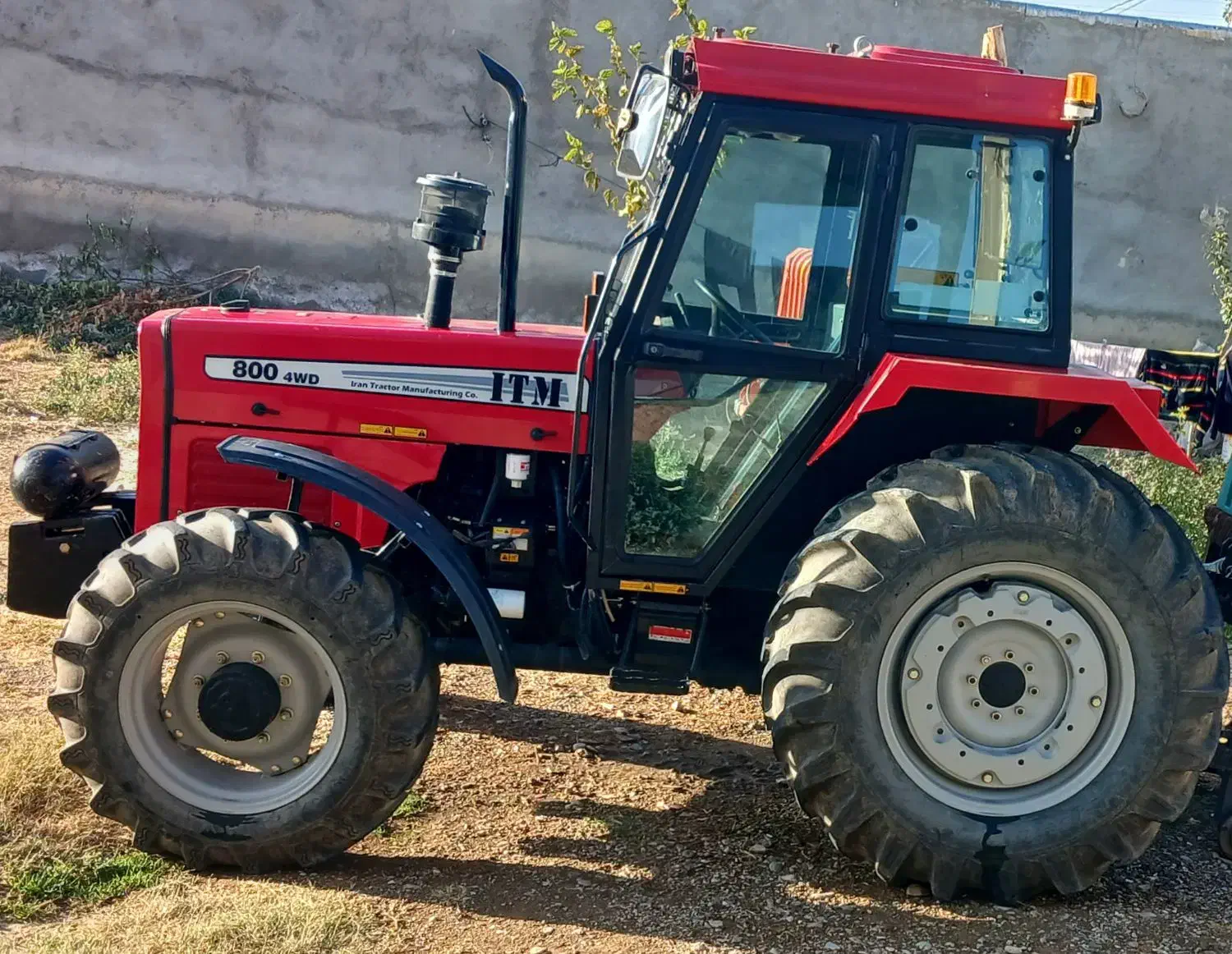 تراکتور ۸۰۰ کابین دار|خودرو سنگین|شاهین دژ, |دیوار