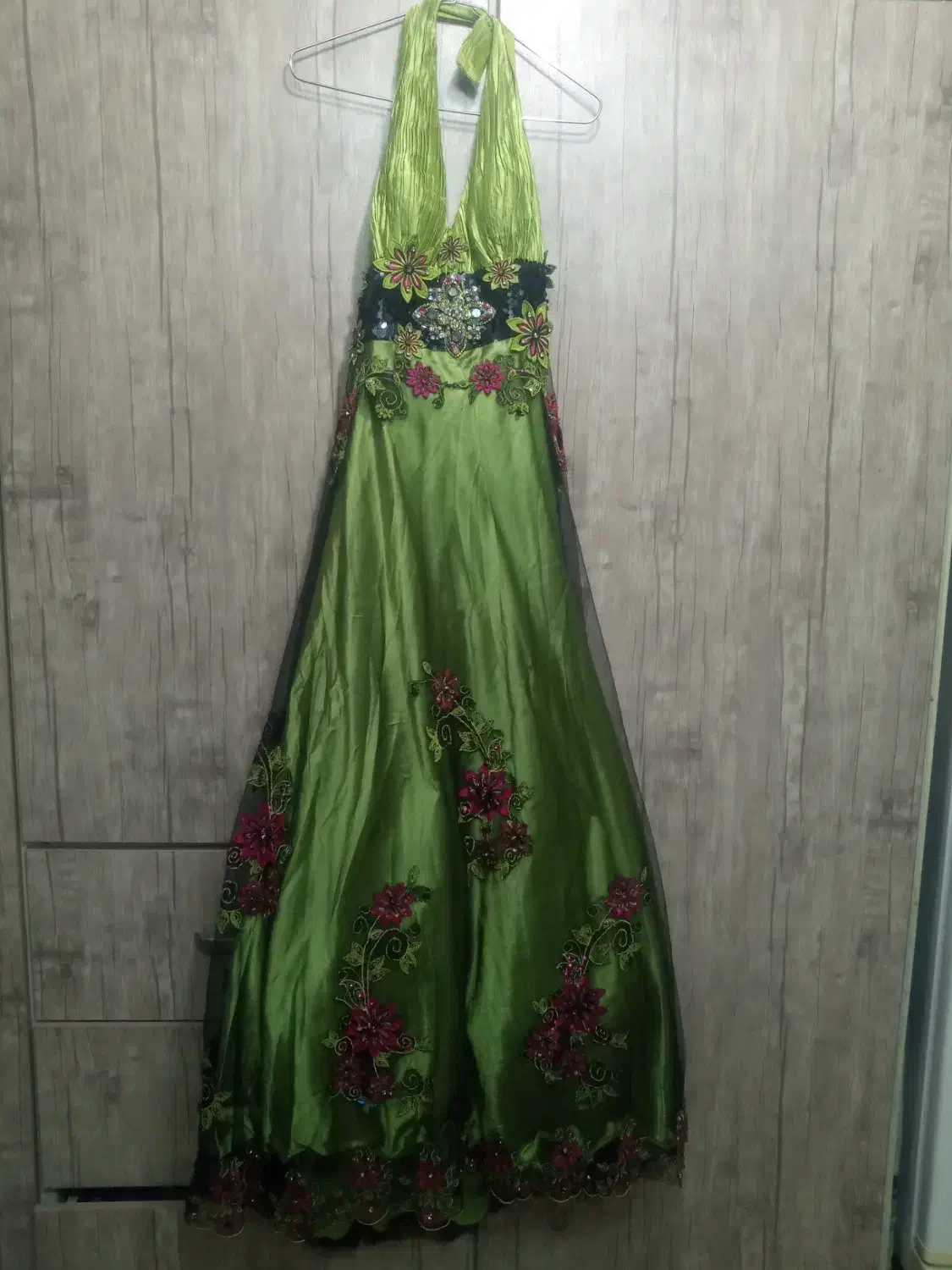 پیراهن مجلسی|لباس|قرچک, زیبا شهر|دیوار