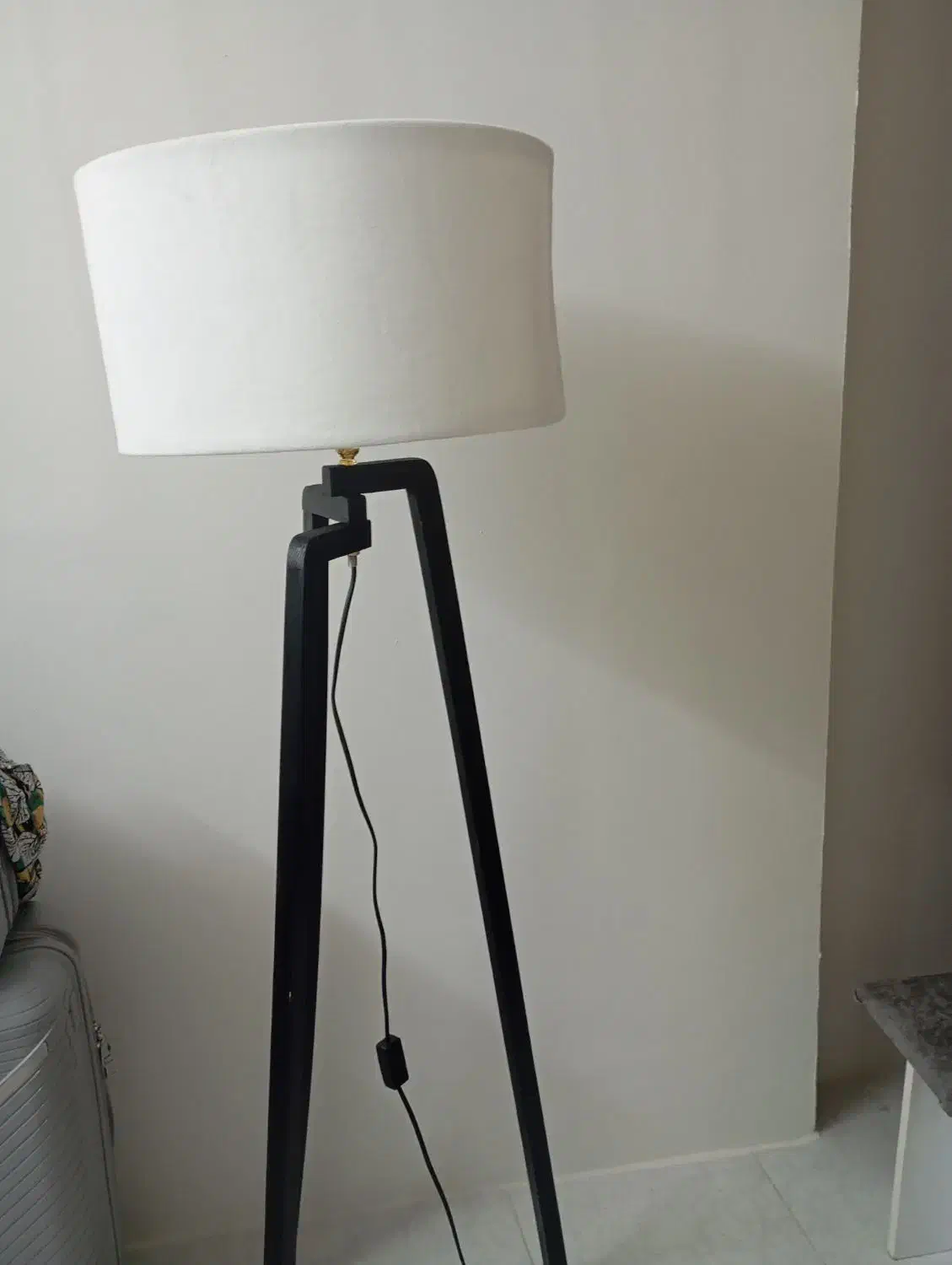 آباژور سفید پایه مشکی بدون استفاده|چراغ خواب و آباژور|مشهد, هفت تیر (نه دره)|دیوار