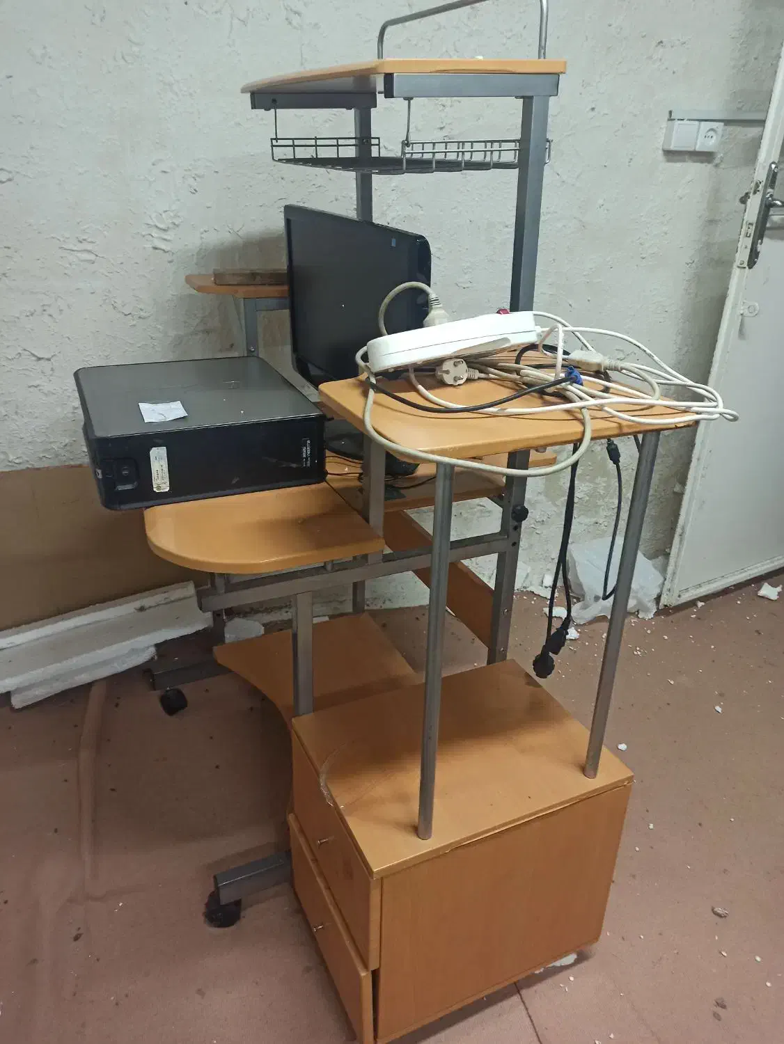 میز رایانه و صندلی اداری|میز تحریر و کامپیوتر|خمام, |دیوار