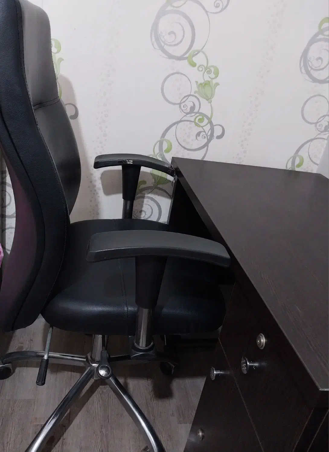 میز وصندلی چرخ دار  اداری|مبلمان اداری|رشت, فلسطین|دیوار