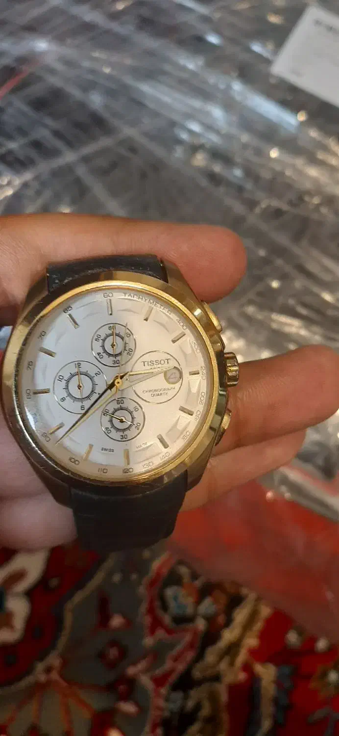 ساعت تیسوت|ساعت|شاهین‌شهر, شهرک گلدیس|دیوار