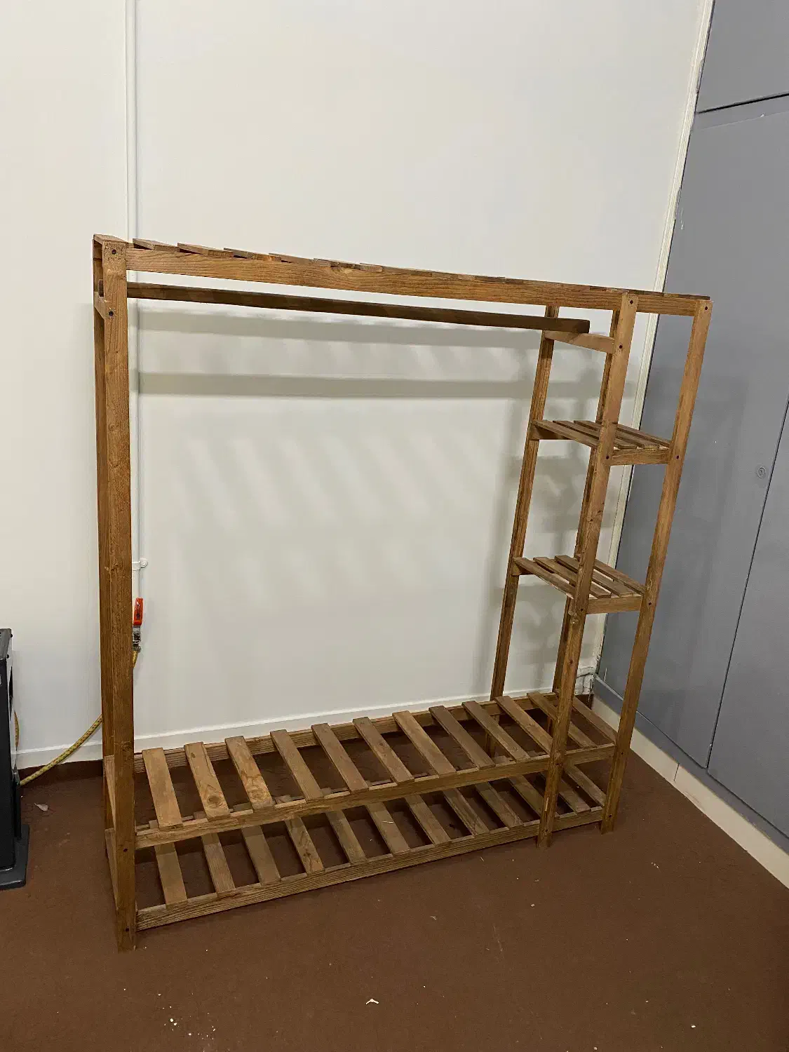 رگال چوبی|بندرخت و رخت‌آویز|شاهین‌شهر, طالقانی|دیوار