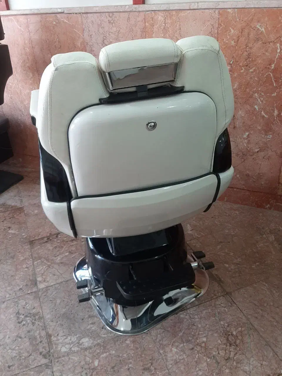 وسایلها درحدآک صندلی VIP   جکی سرشور تخت و..|آرایشگاه و سالن‌های زیبایی|مشهد, هفده شهریور|دیوار