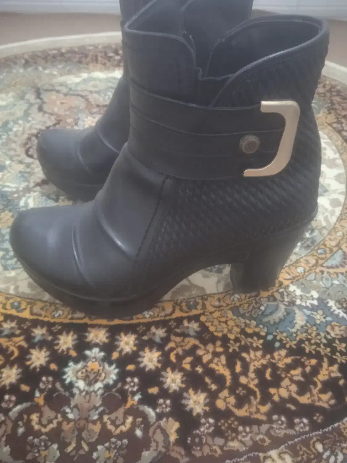 پوتین وکفش|کیف، کفش، کمربند|شاهین دژ, |دیوار