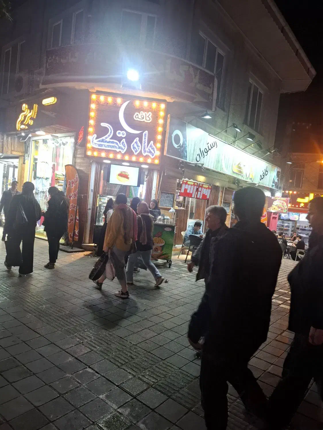 به تعدادی فست فود کار نیازمندیم.|استخدام خدمات فروشگاه و رستوران|رشت, چله خانه|دیوار