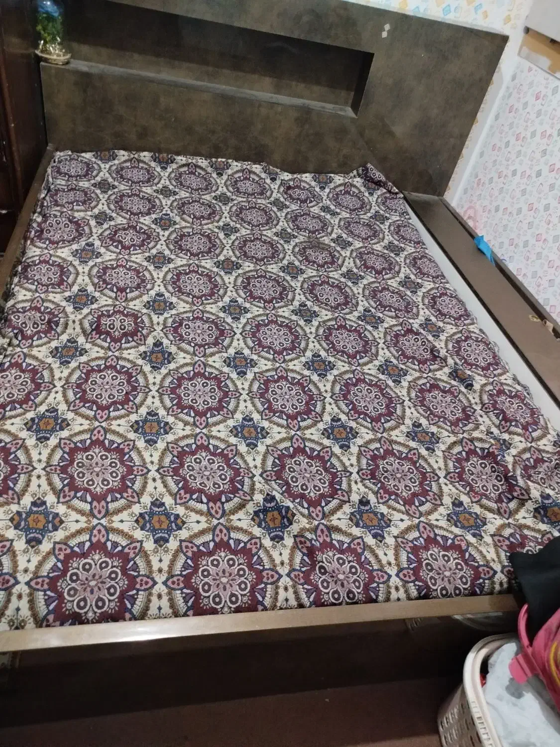 تخت براق با تشک و کابینت ممبران و مات سالم|تخت و سرویس خواب|قم, نوبهار|دیوار