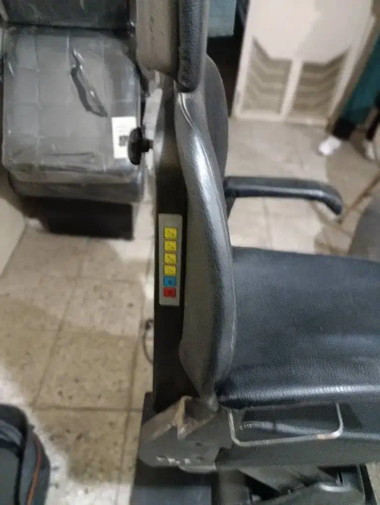 صندلی آرایشگاه. سر شور. میز گردان  و یک عدد کنسول|آرایشگاه و سالن‌های زیبایی|بروجن, |دیوار