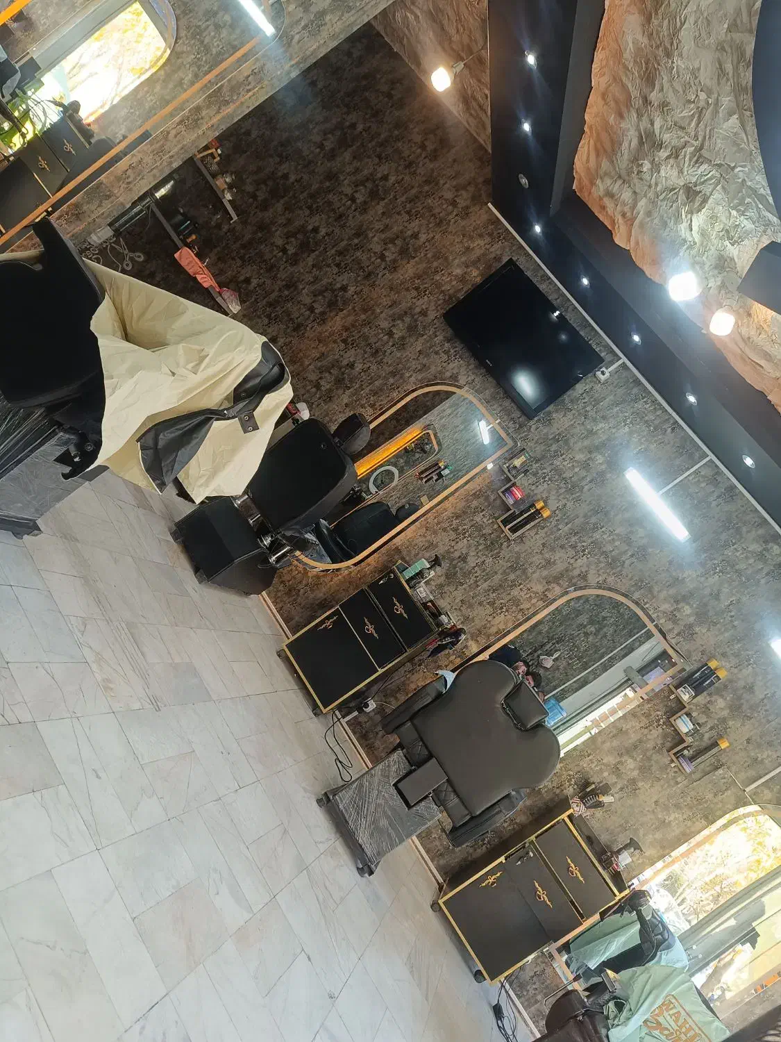 استخدام آرایشگر و قیچی زن حرفهای مرردانه|استخدام درمانی، زیبایی، بهداشتی|اصفهان, سودان|دیوار