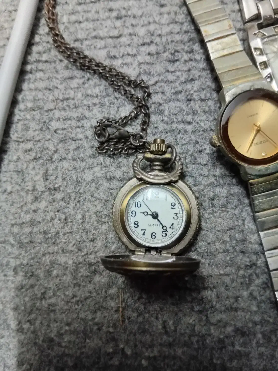 دوعددساعت قدیمی|ساعت|ساری, |دیوار