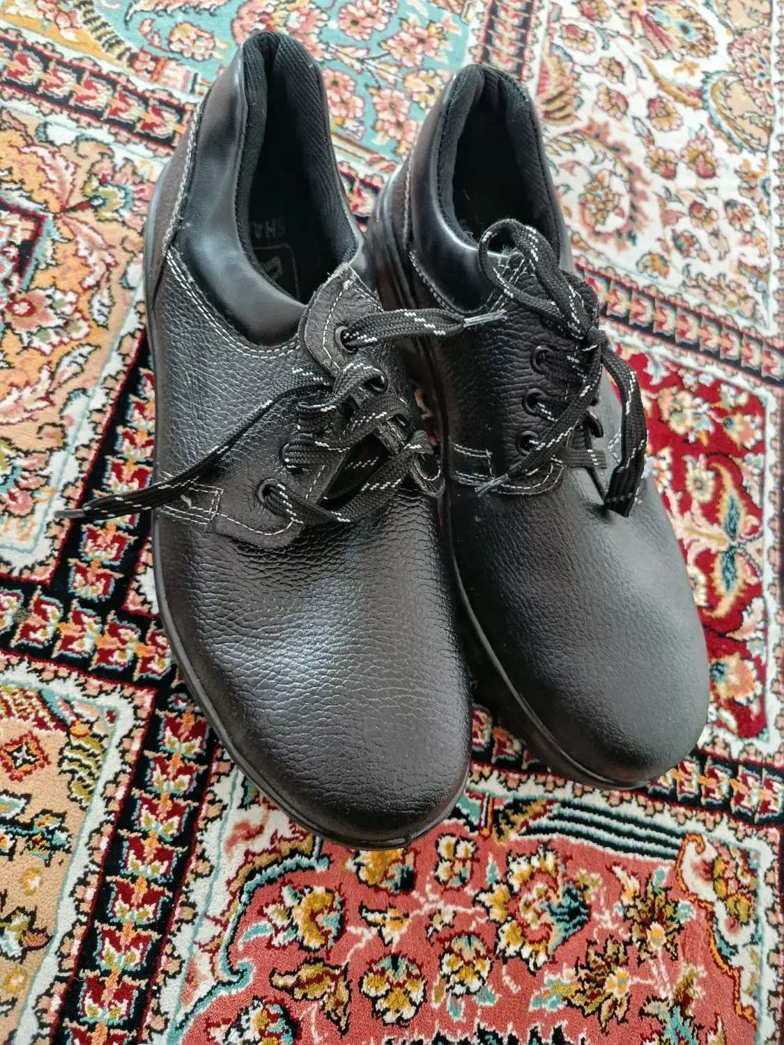 دو جفت کفش ایمنی نو نو|کیف، کفش، کمربند|قم, پشت انبار نفت|دیوار