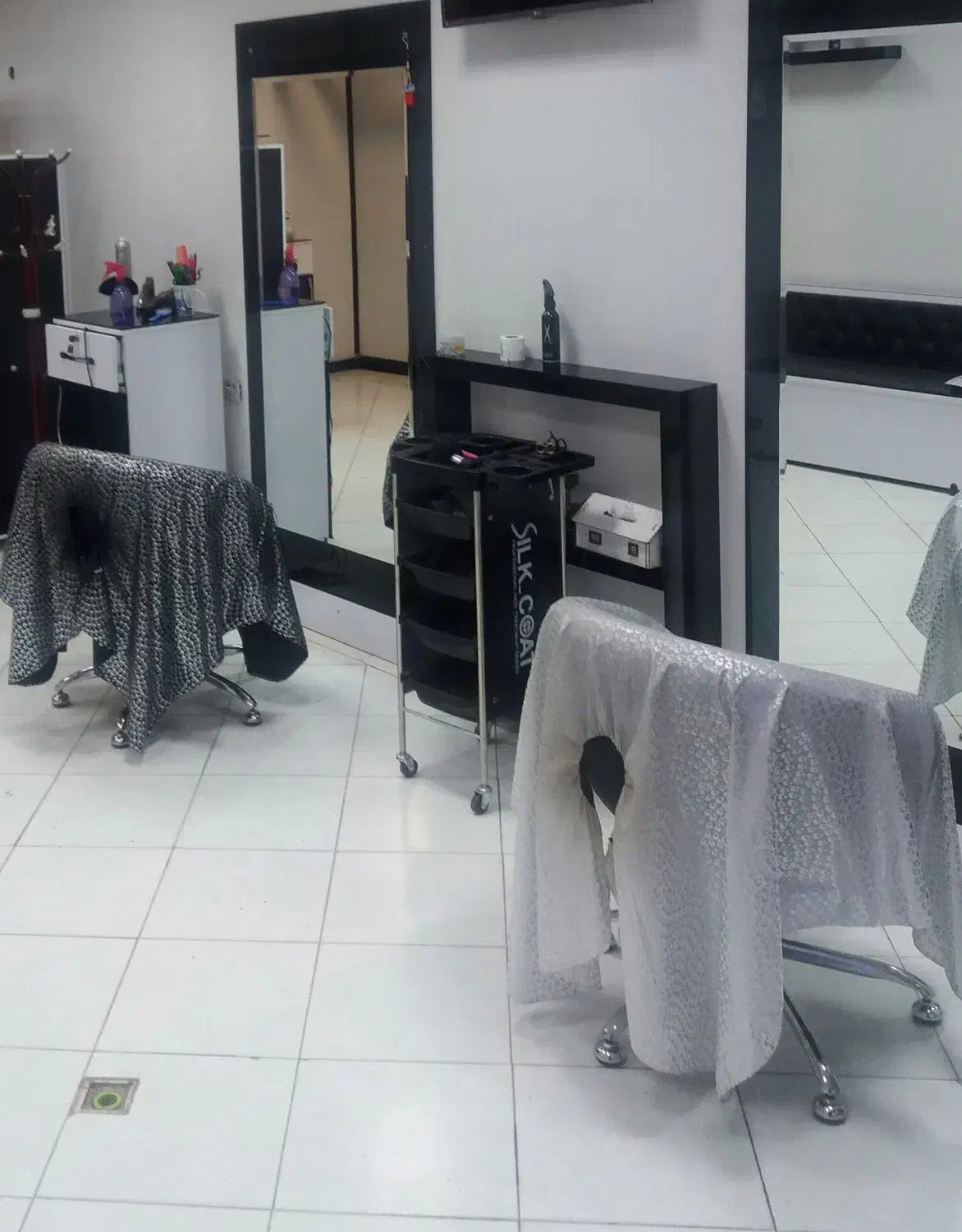 یک مغازه ارایشگاه باوسایل کامل اجاره داده میشود|اجارهٔ مغازه و غرفه|اصفهان, شیخ اشراق|دیوار