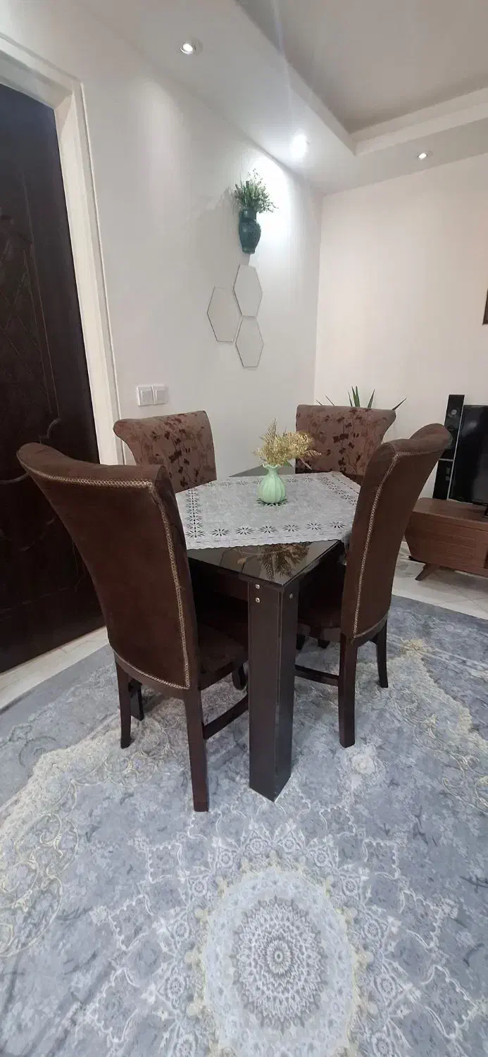 میز نهار خوری ۴ نفره|میز و صندلی غذاخوری|رشت, باهنر|دیوار