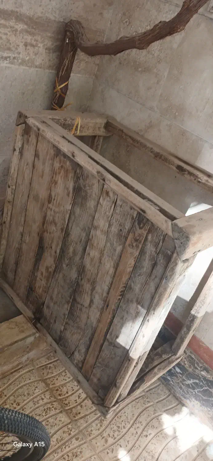 میز کرسی بسیار مقاوم و قدیمی|مبلمان خانگی و میز عسلی|میانه, |دیوار