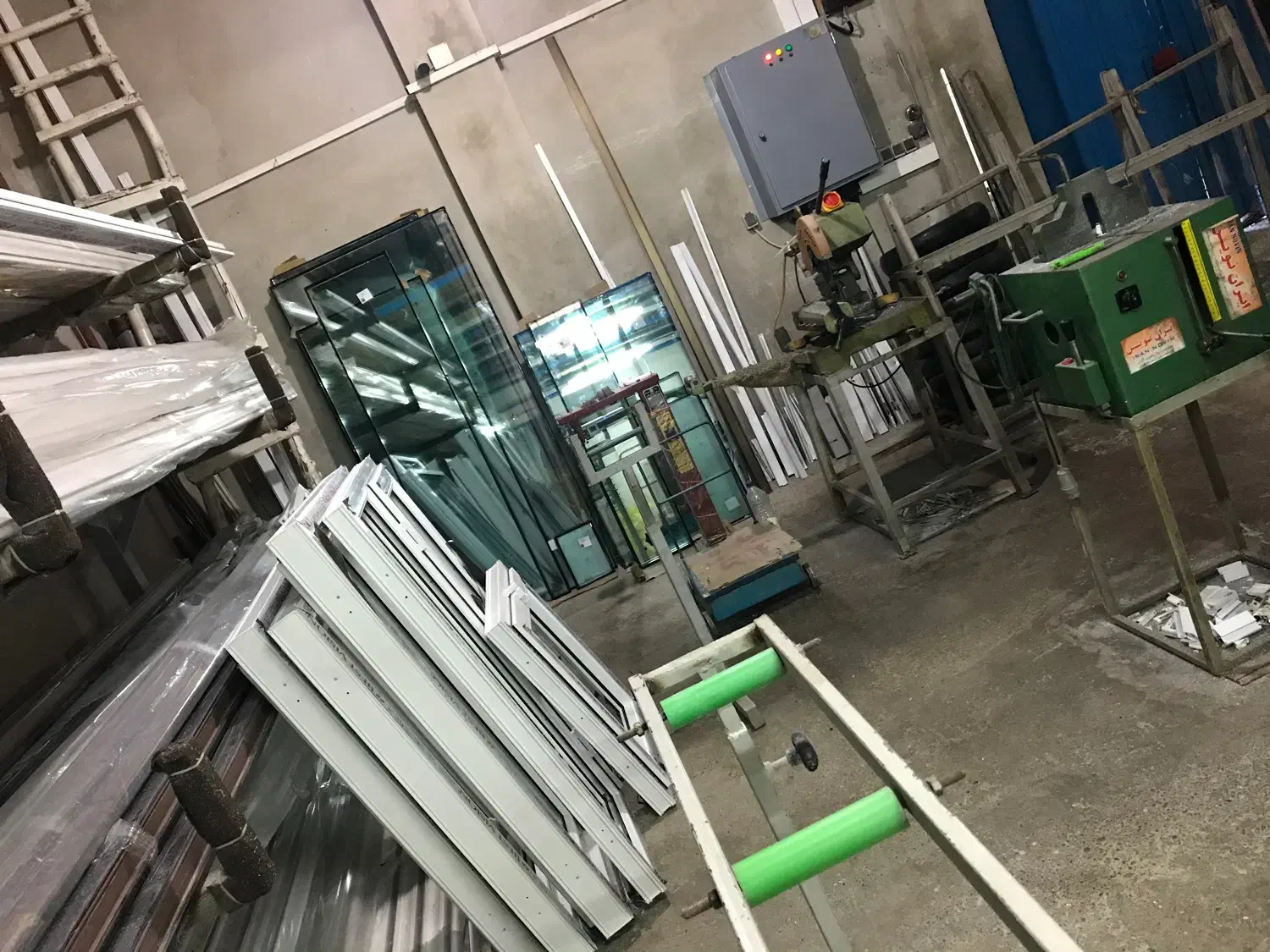 کارگر در و پنجره دوجداره|استخدام معماری، عمران و ساختمانی|رشت, شهرک احمد خمینی|دیوار