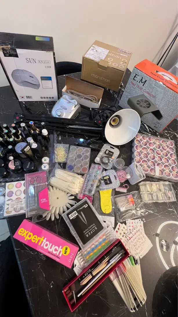 وسایل کاشت ناخن|آرایشگاه و سالن‌های زیبایی|اصفهان, باغ زیار|دیوار