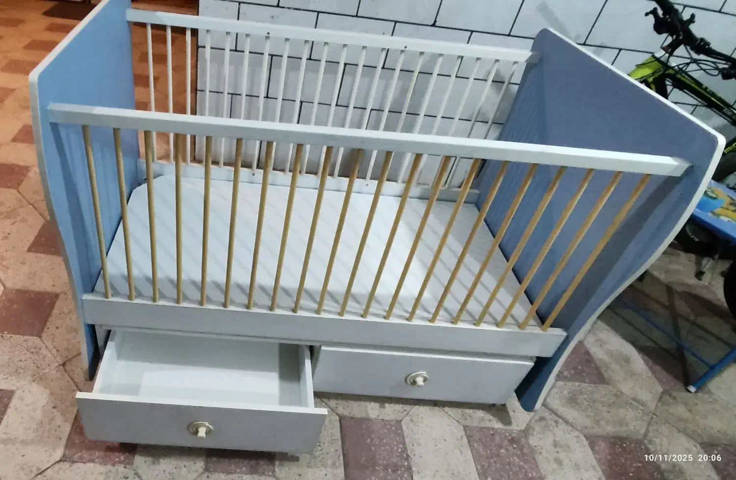 تخت. دوچرخه کودک|اسباب و اثاث بچه|کرمان, |دیوار