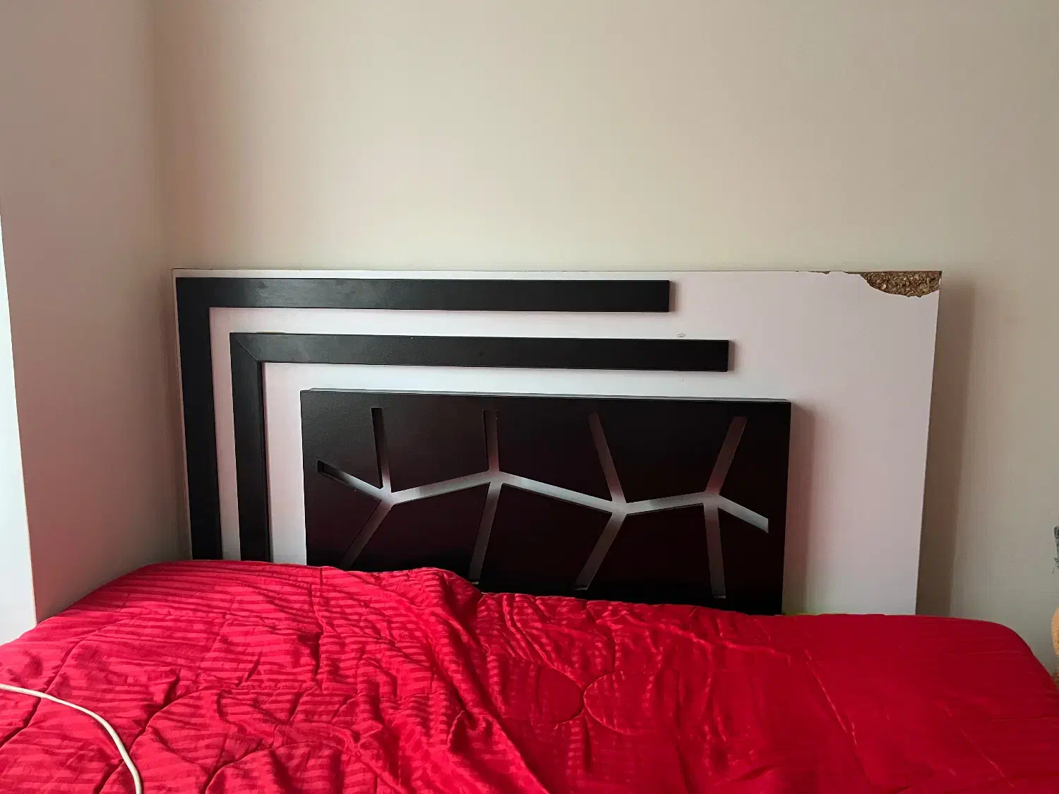 تخت دو نفره به همراه پاتختی و میز ارایش|تخت و سرویس خواب|رشت, جهاد|دیوار