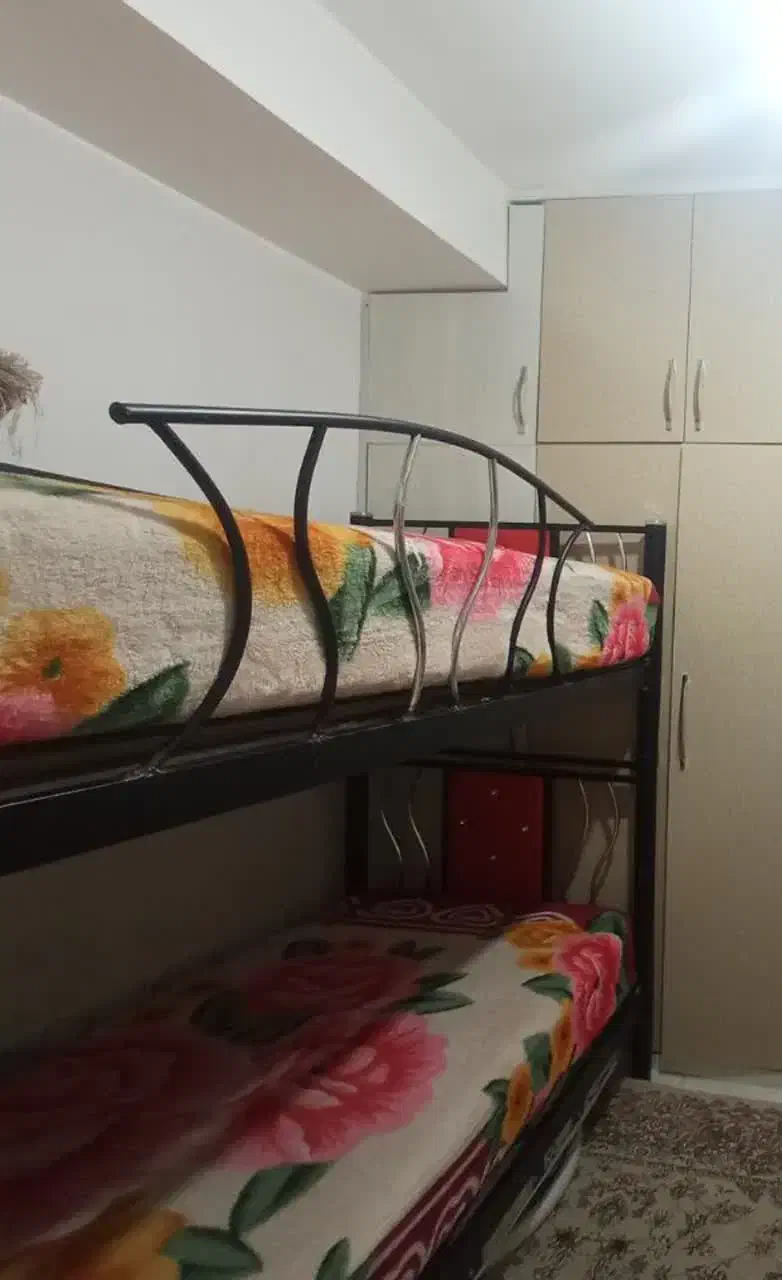 تخت دوطبقه فلزی همراه با تشک تمیز و سالم|تخت و سرویس خواب|تبریز, |دیوار