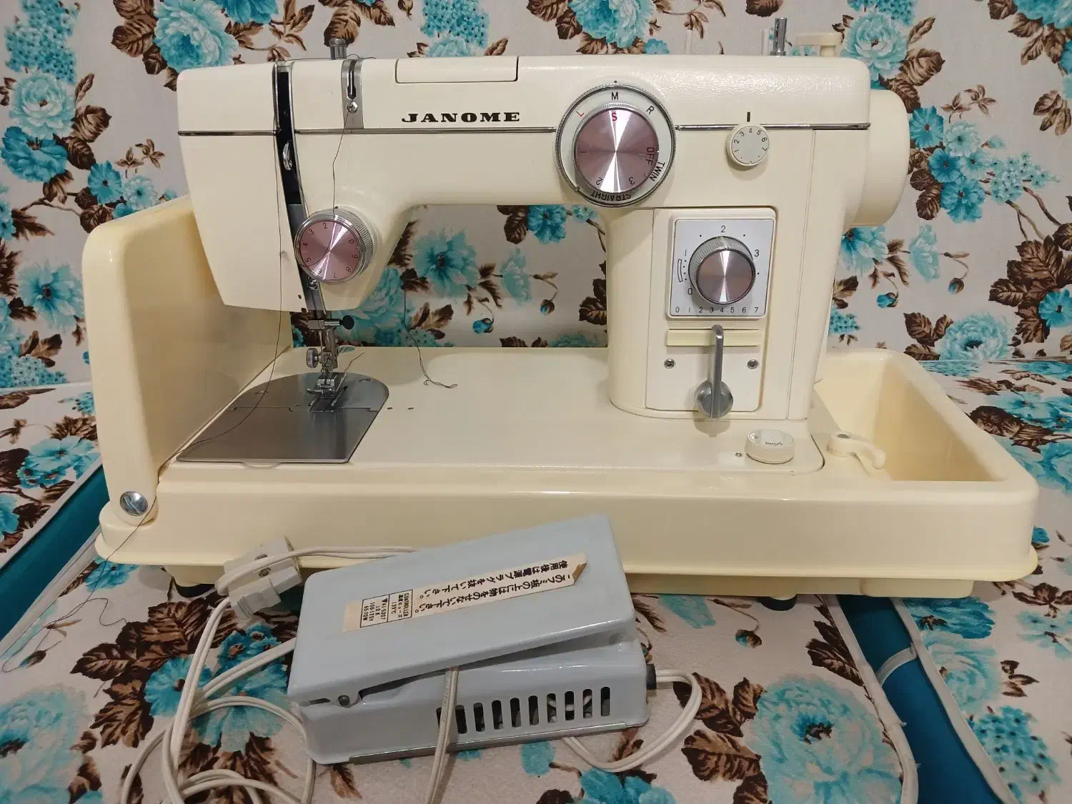 چرخ خیاطی ژانومه|چرخ خیاطی و ریسندگی|اصفهان, لاله|دیوار