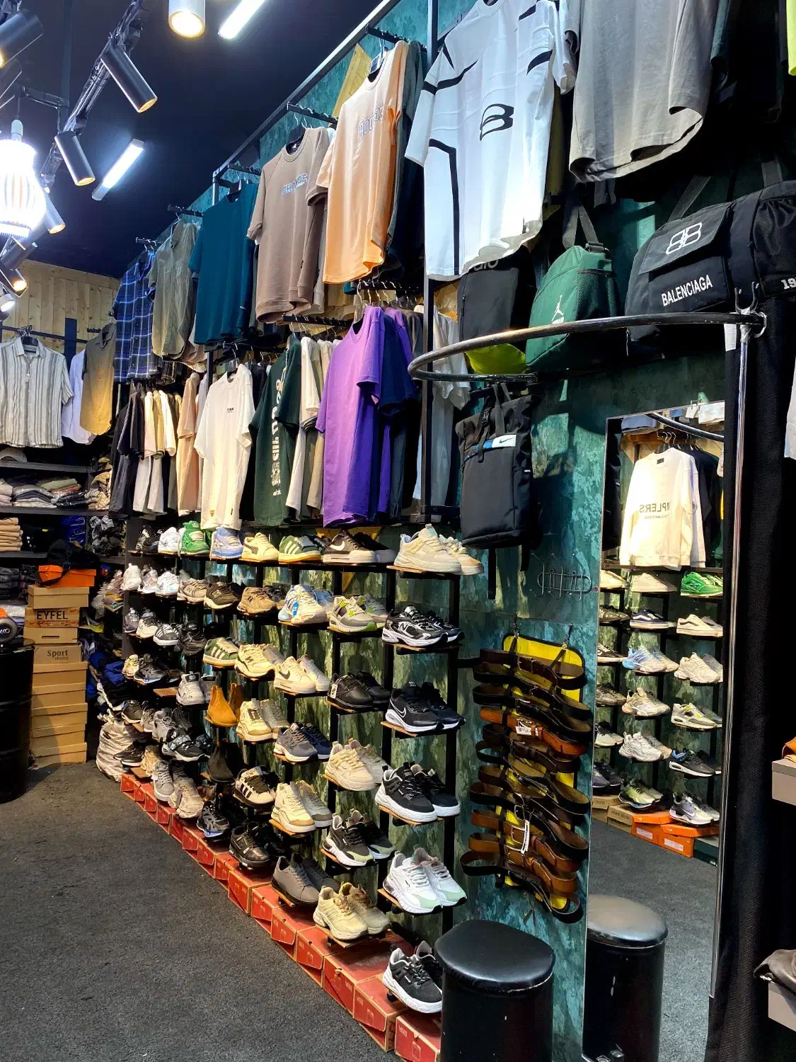 واگذاری فوری بوتیک جمهوری زیر قیمت فاکتور|اجارهٔ مغازه و غرفه|سقز, |دیوار