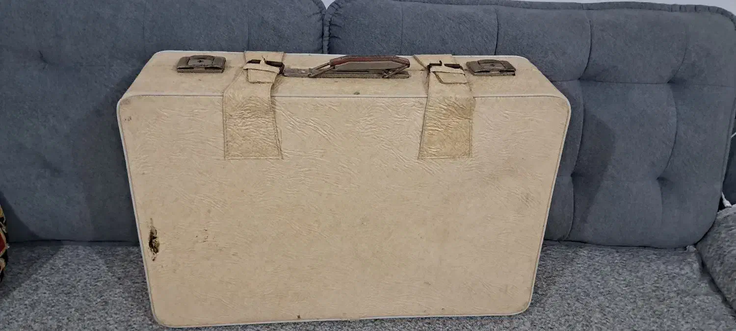 چمدان قدیمی انتیک  مخصوص دکور اتلیه یا کلکسیون|کلکسیون اشیاء عتیقه|اراک, |دیوار