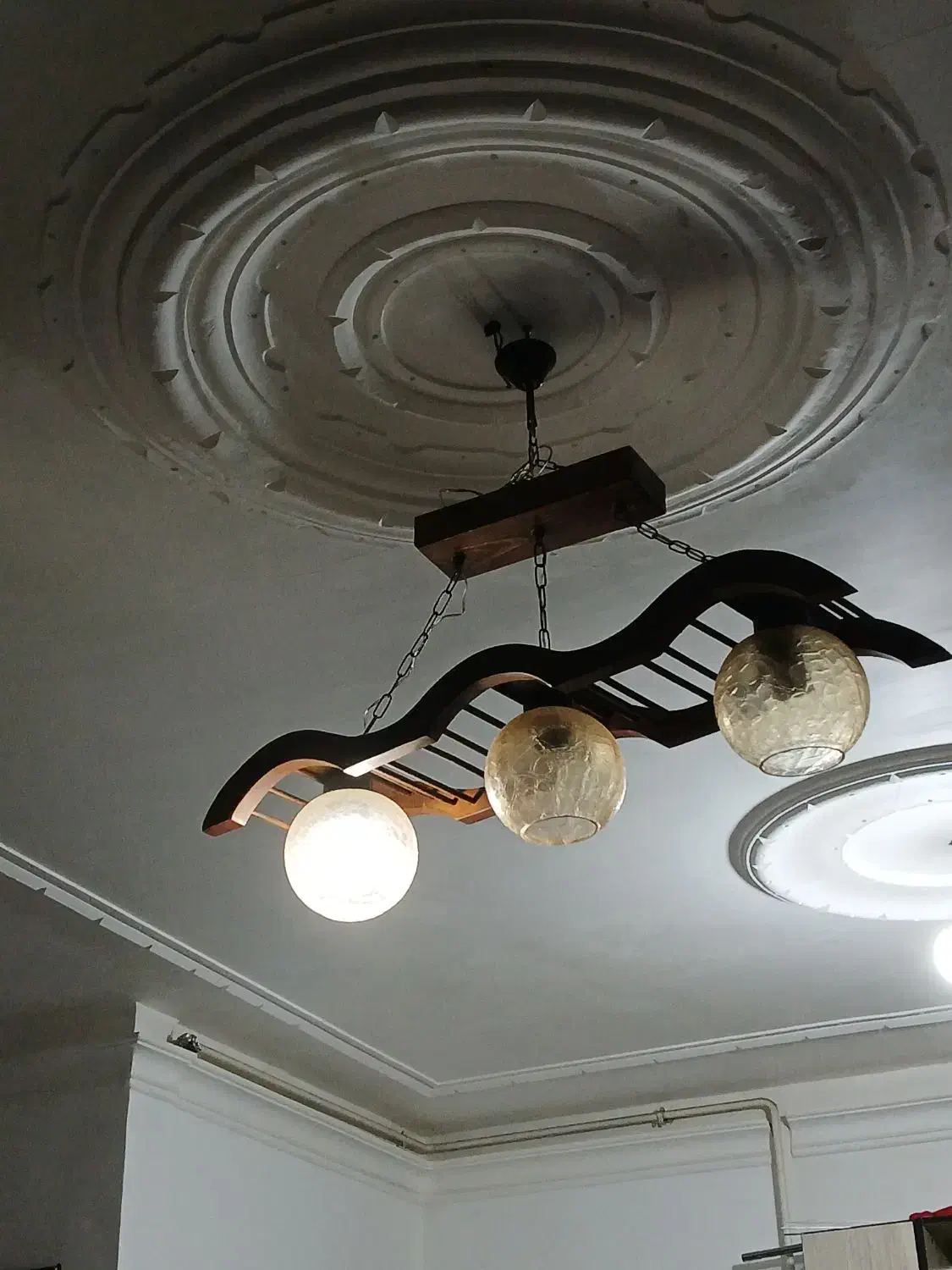 دو عدد لوستر پنج شاخه و یک عدد لوستر سه شاخه|لوستر و چراغ آویز|رشت, آزادگان|دیوار