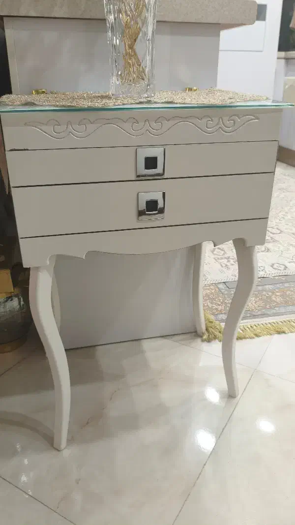 میز تلفن|میز تلفن|ری, جوانمرد قصاب|دیوار