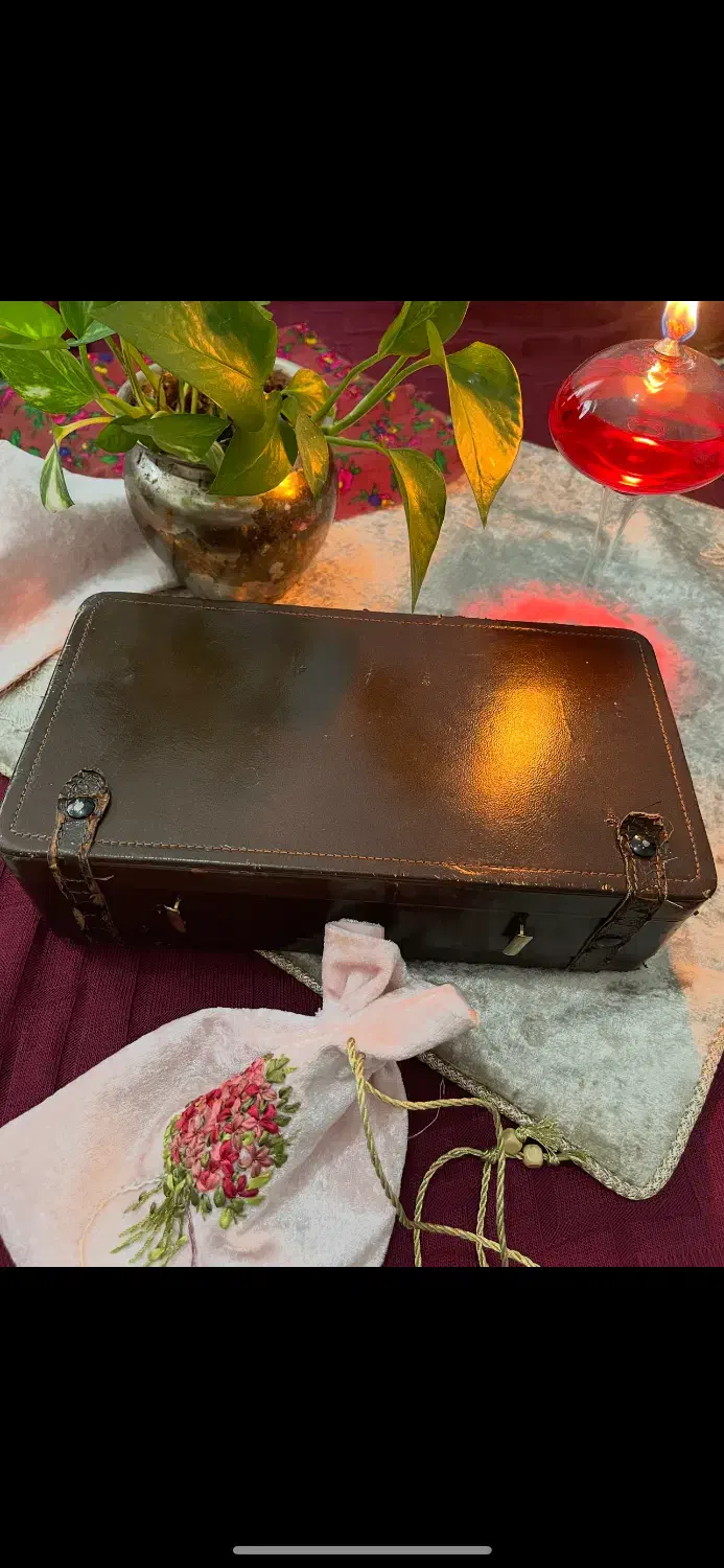 ست لوازم ارایشی انگلیسی بسیار قدیمی|کلکسیون اشیاء عتیقه|چمستان, |دیوار