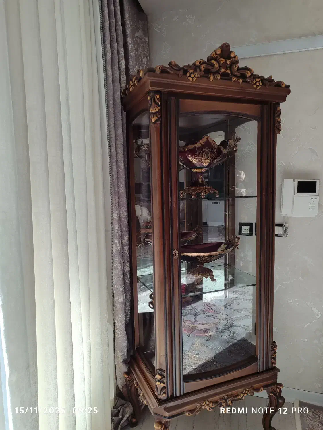 ویترین چوبی منبط کار وبخاری گازی وکمد ویترین وکاج|بوفه، ویترین، کنسول|برخوار, |دیوار