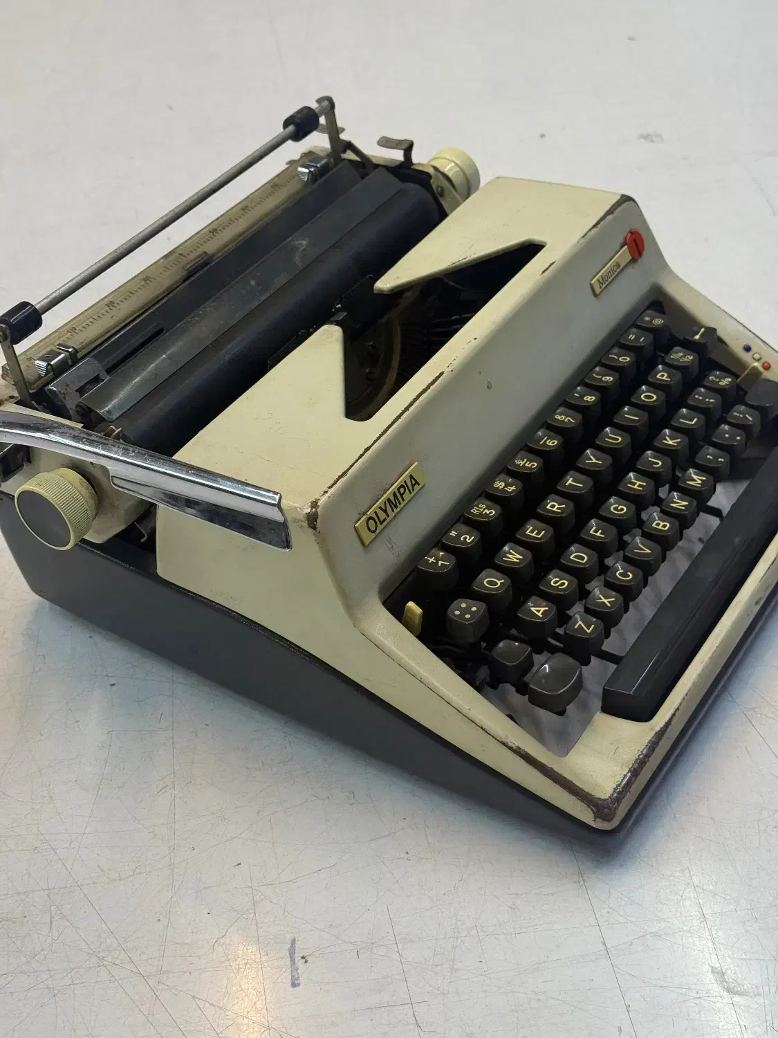 ماشین تایپ آنتیک عتیقه کاملا سالم|کلکسیون اشیاء عتیقه|صباشهر, |دیوار