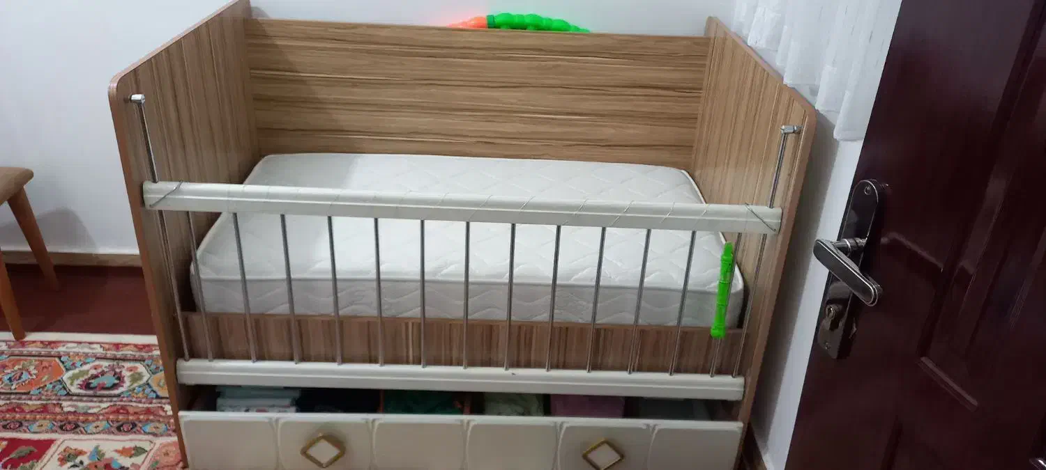 تخت وتشک کودک|تخت و صندلی بچه|اسلامشهر, شهرک امام حسین (میان آباد)|دیوار