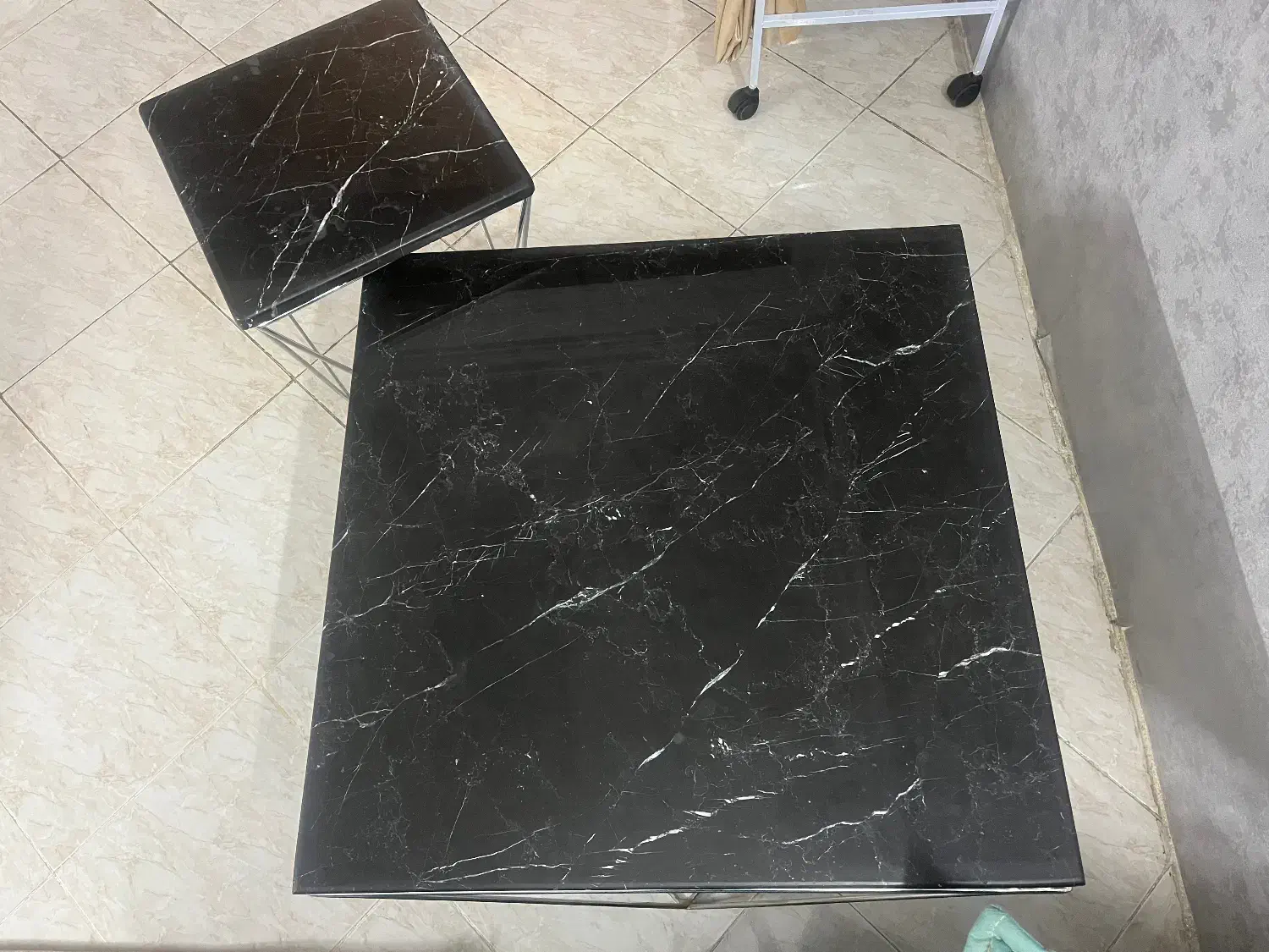 میز سنگی مشکی با رگ های سفید|میز و صندلی غذاخوری|مشهد, شهرک رازی (شهرک غرب)|دیوار