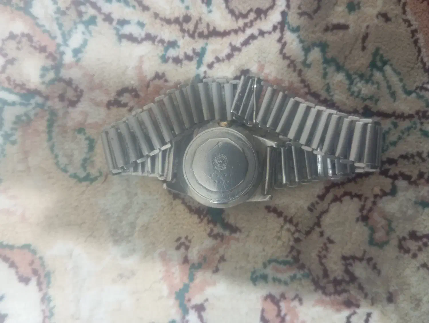 کتاب قران قدیمی وساعت قدیمی|کلکسیون اشیاء عتیقه|الیگودرز, |دیوار