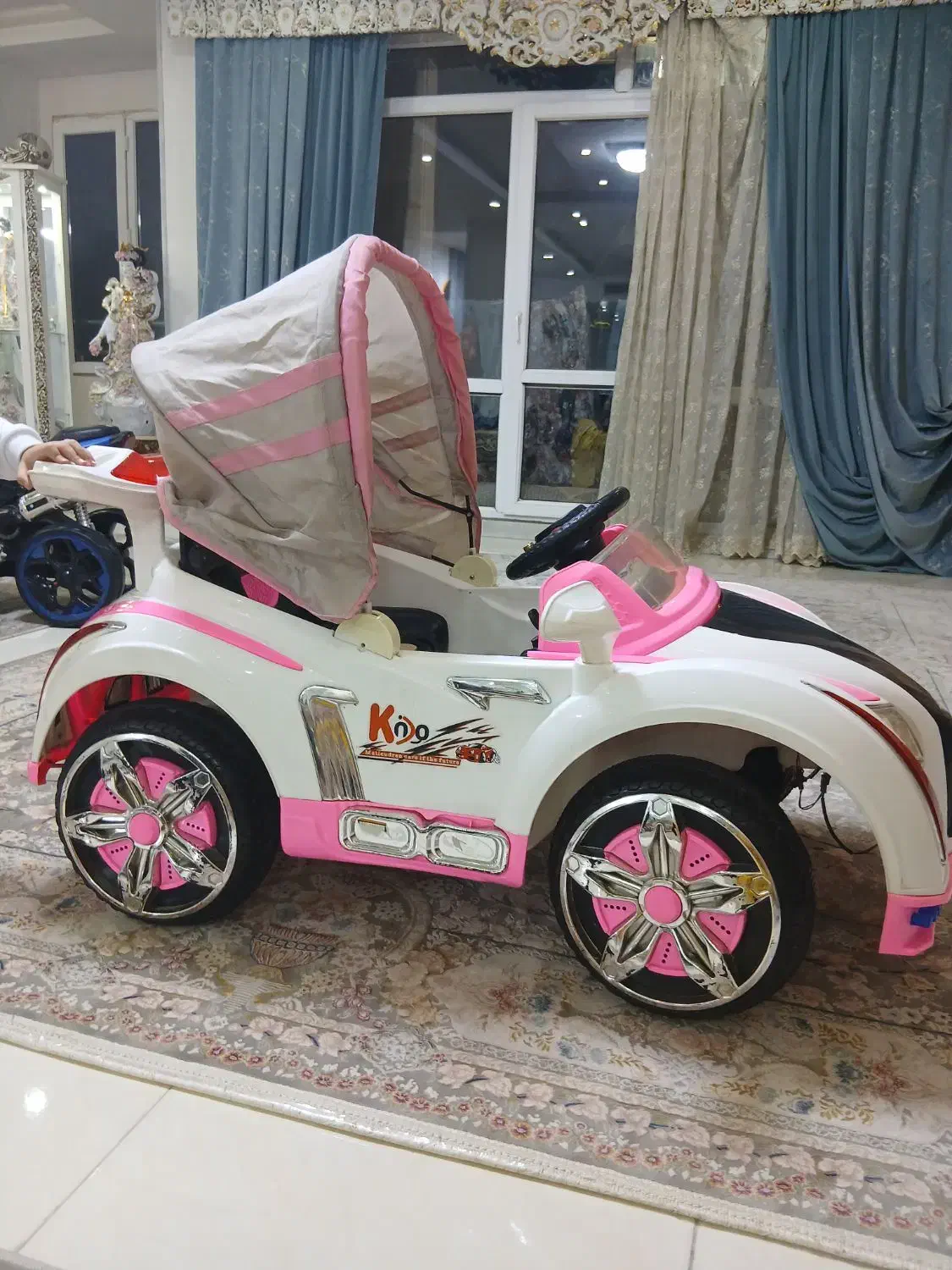 ماشین شارژی دونفره کاملا سالم فقط باتری نداره|اسباببازی بچه|کرج, شاهینویلا|دیوار