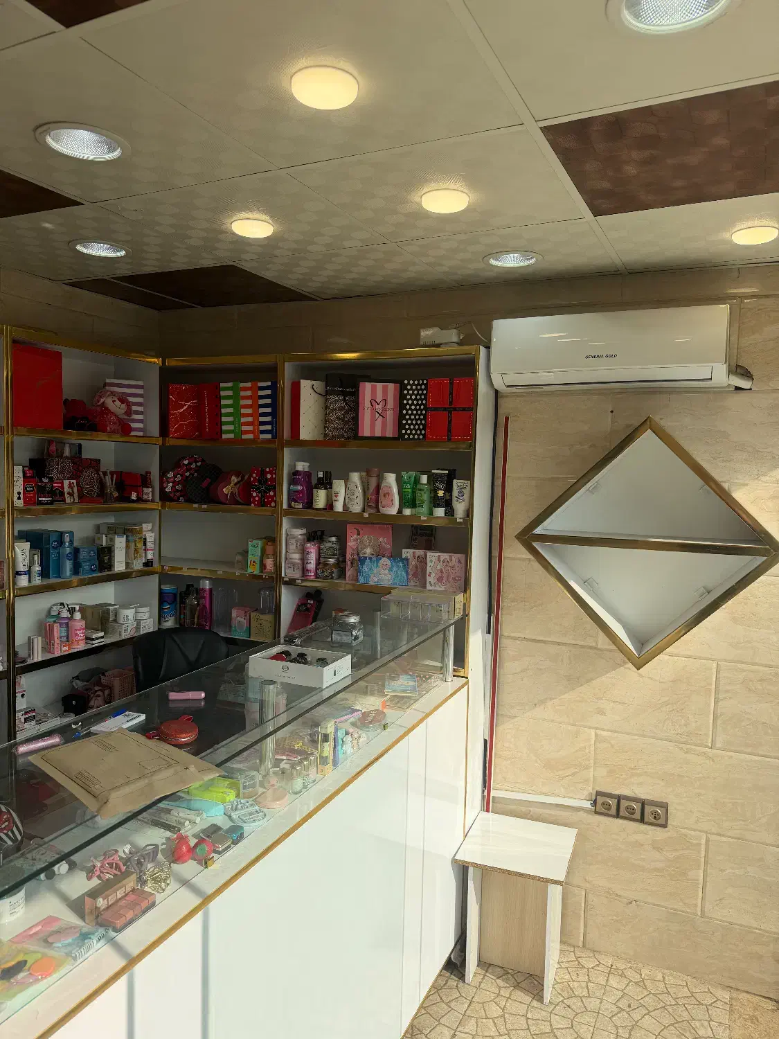 اجاره مغازه۱۴متری خیابان سرچشمه بغل رستوران نارنج|اجارهٔ مغازه و غرفه|رشت, فلسطین|دیوار