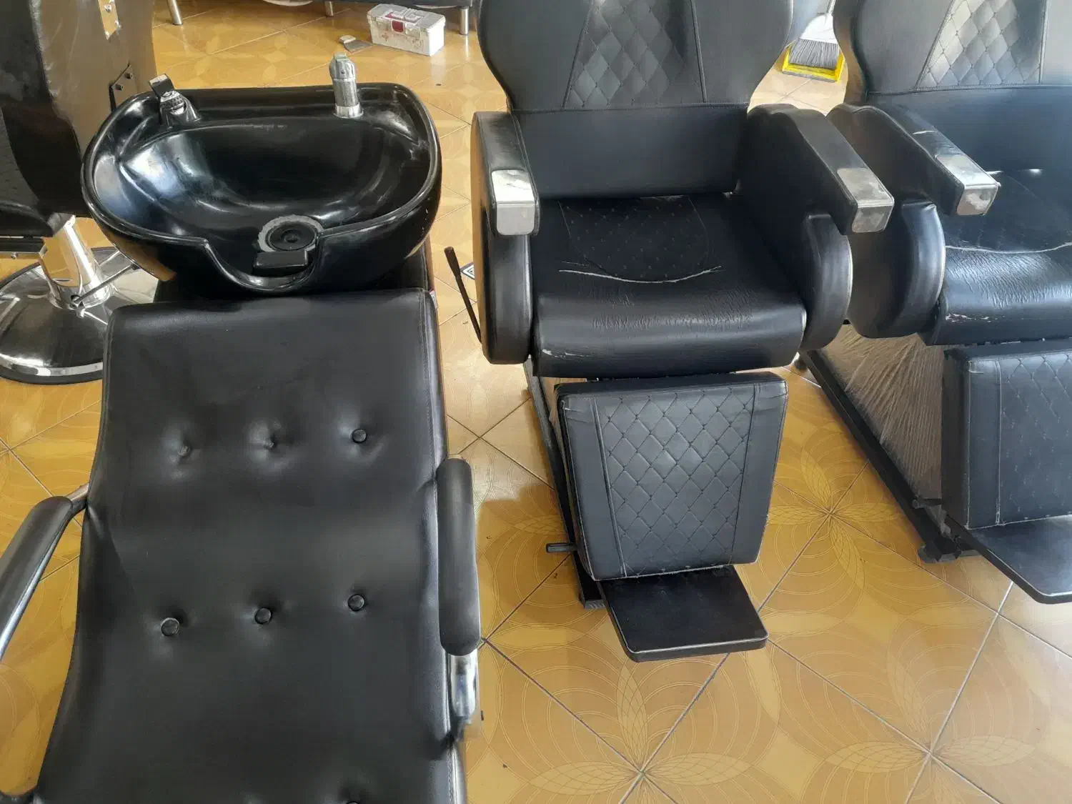 صندلی اصلاح و سرشور به قیمت مناسب و تمیز|آرایشگاه و سالن‌های زیبایی|سمنان, |دیوار