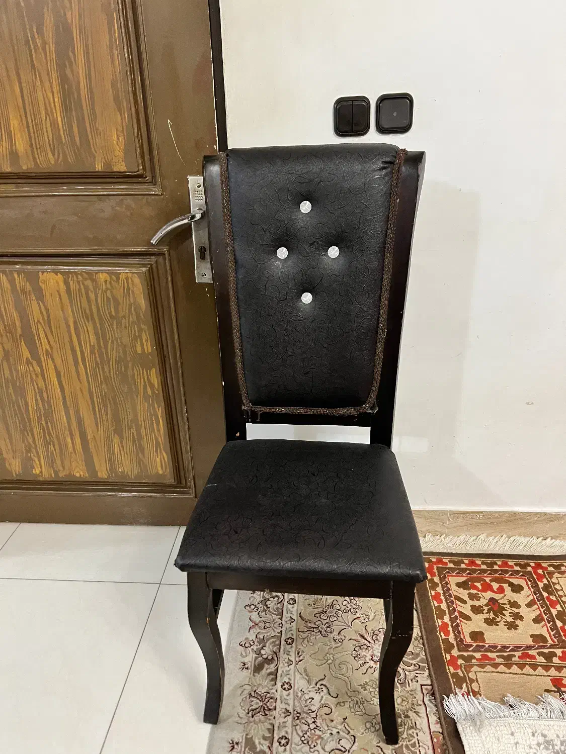 صندلی قهوه ای چوبی|صندلی و نیمکت|رشت, لاکانی|دیوار