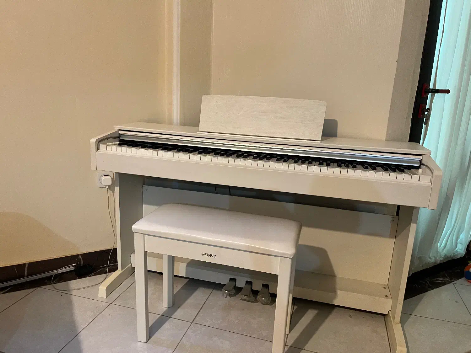 پیانو یاماها YDP 143 در حد اکبند|پیانو، کیبورد، آکاردئون|رشت, گلسار|دیوار