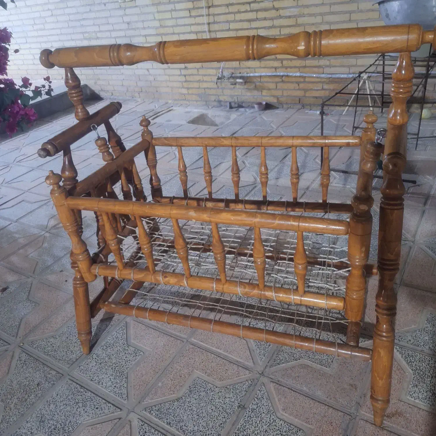 گهواره تاشو درحد نو|تخت و صندلی بچه|سیرجان, |دیوار