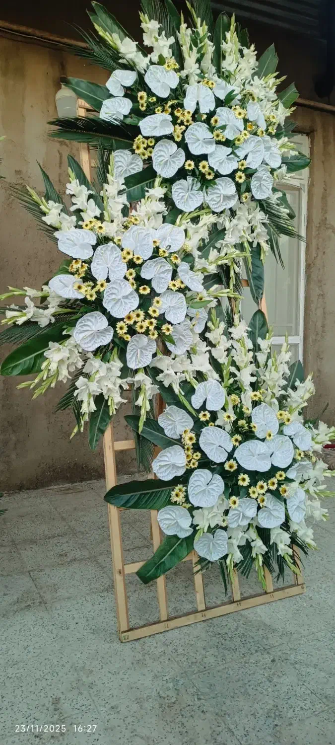 تاج گل مخصوص مراسم مجالس ترحیم و غیره|گل و گیاه طبیعی|زبرخان, |دیوار