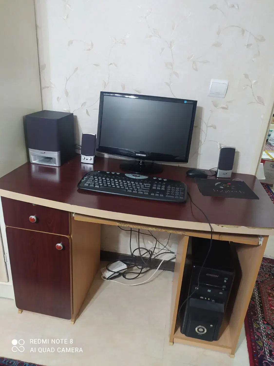 میز کامپیوتر تمیز|میز تحریر و کامپیوتر|میانه, |دیوار