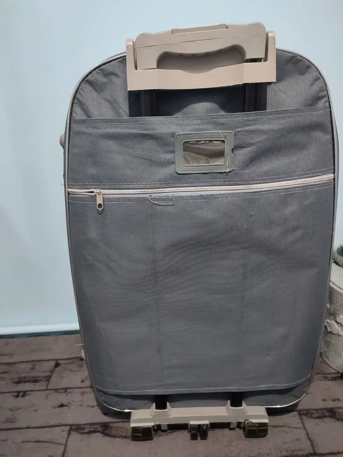 لباس و چمدان|لباس|میانه, |دیوار