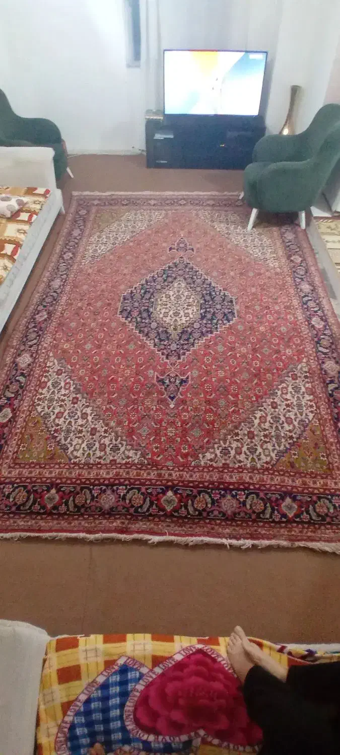 فرش دست بافت پشم فقط یه پاره گی جزئ دارد|فرش|خوی, |دیوار