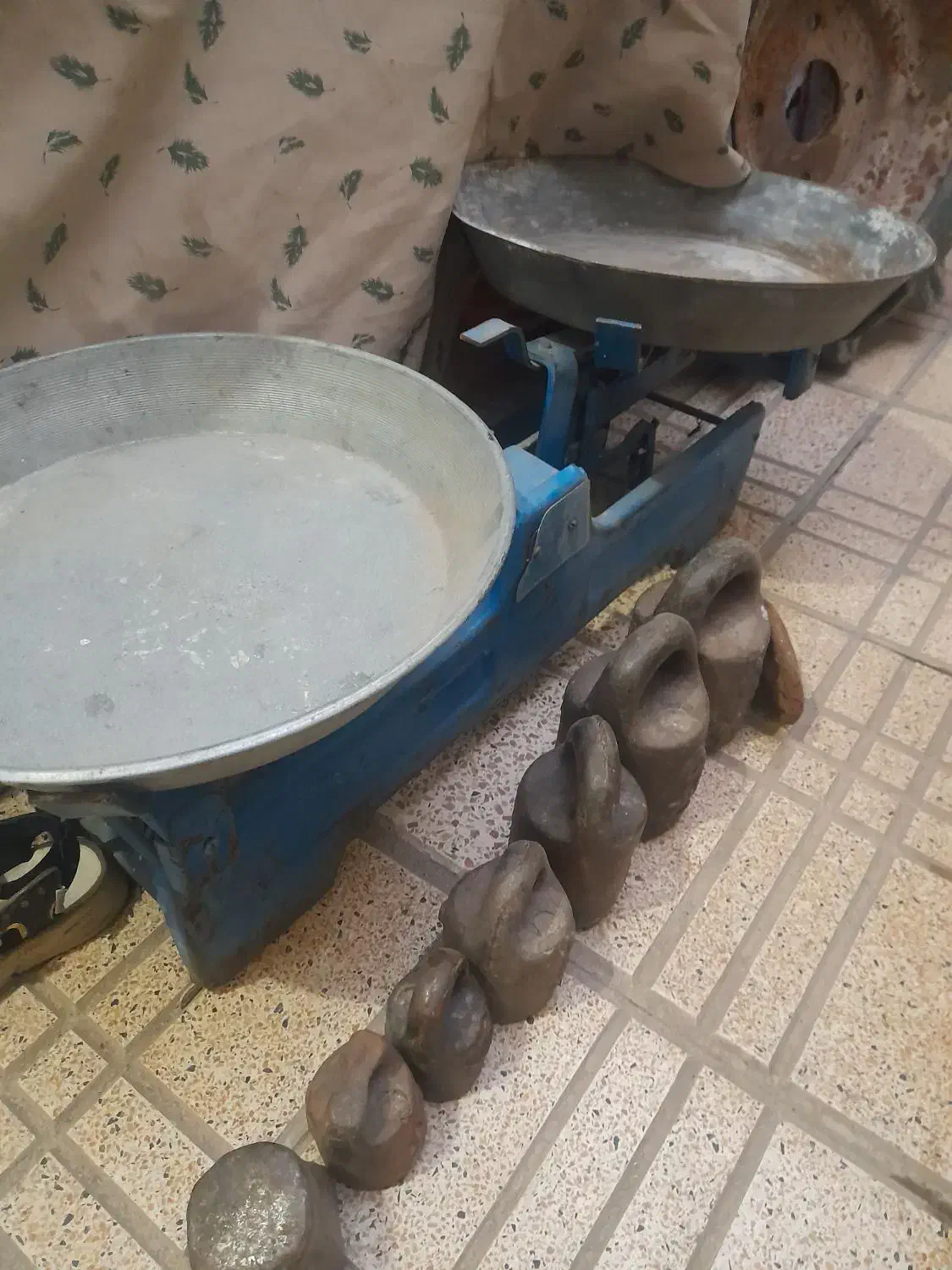 ترازو سنگی|کلکسیون اشیاء عتیقه|اردبیل, |دیوار