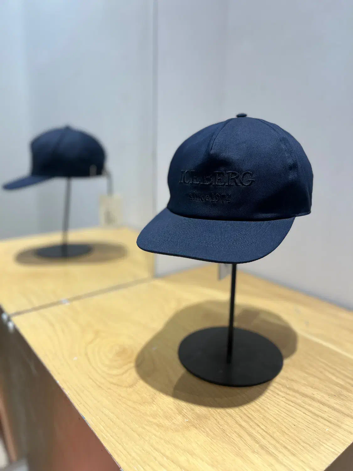 Ice berg کلاه|لباس|تهران, آبشار تهران (دریاچه)|دیوار