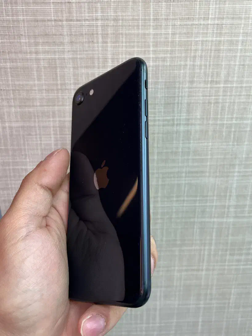 آیفون SE2022 در حد آکبند|موبایل|بروجن, |دیوار