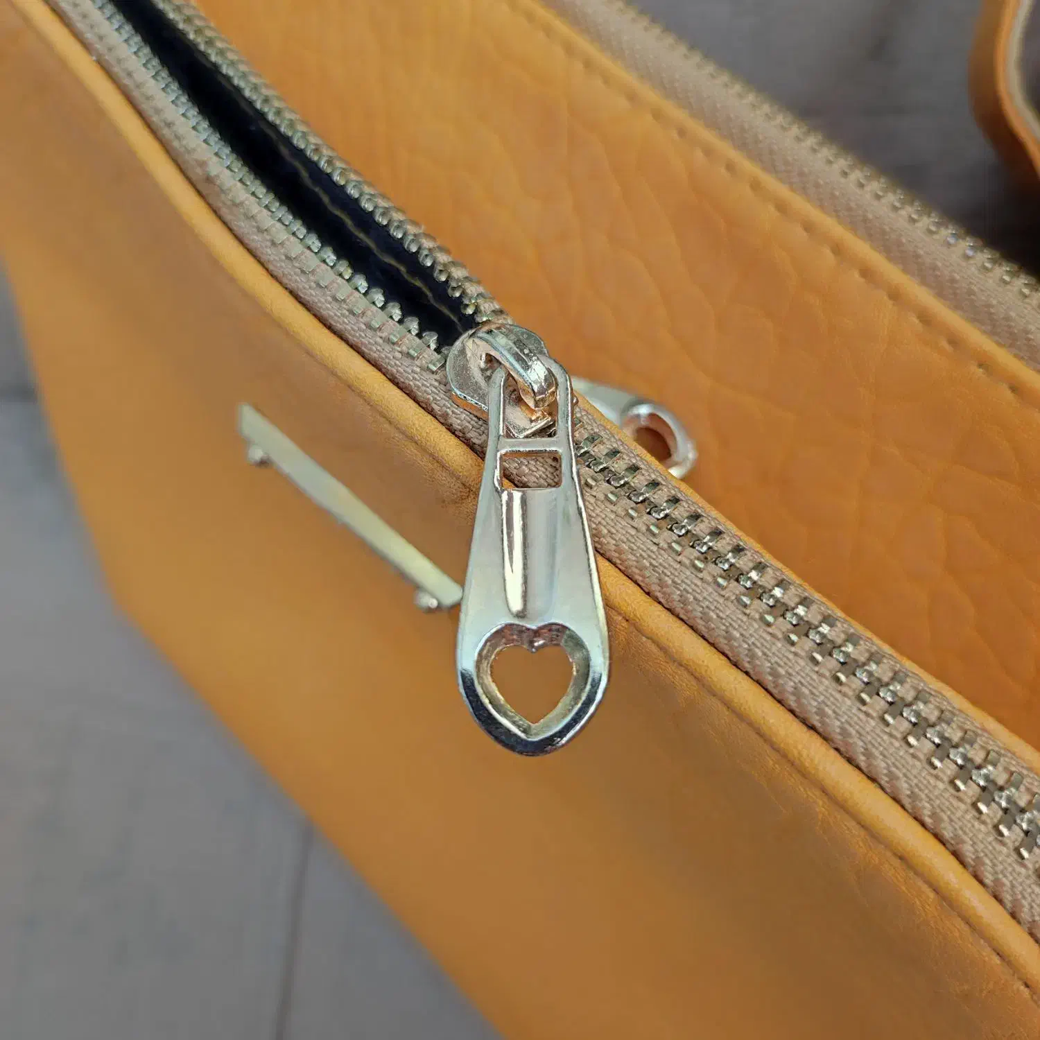 کیف مجلسی|کیف، کفش، کمربند|اصفهان, خواجه عمید|دیوار