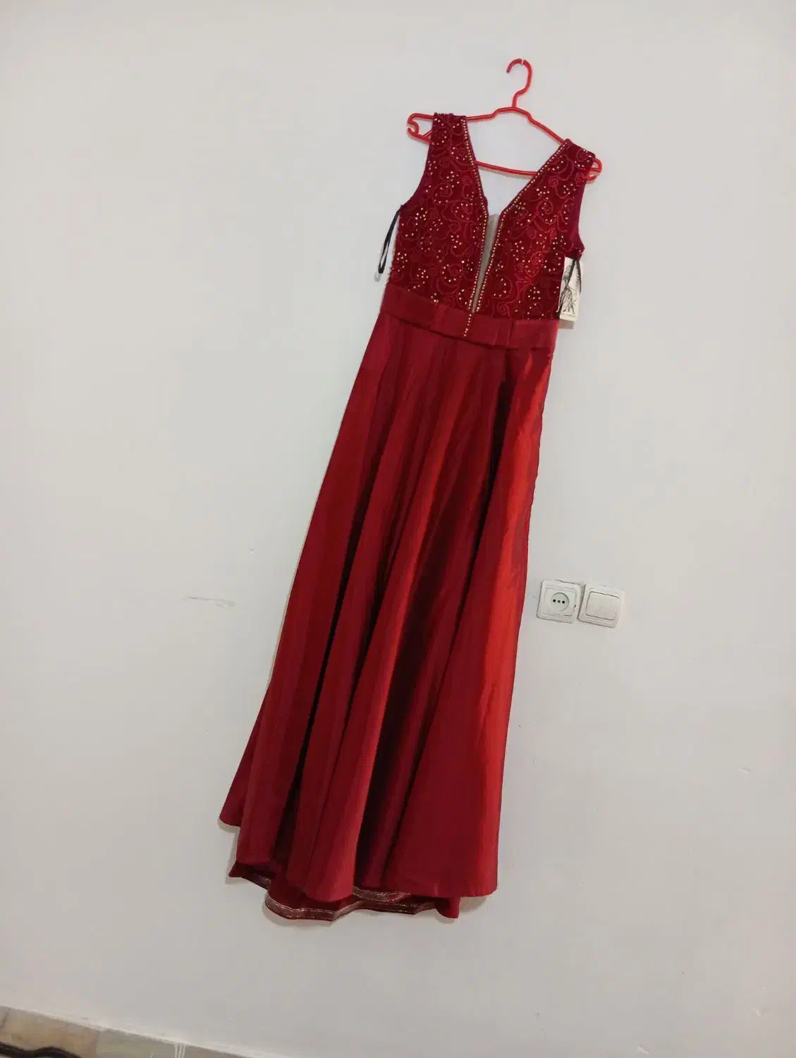 لباس مجلسی|لباس|رباط‌کریم, رباط‌کریم|دیوار