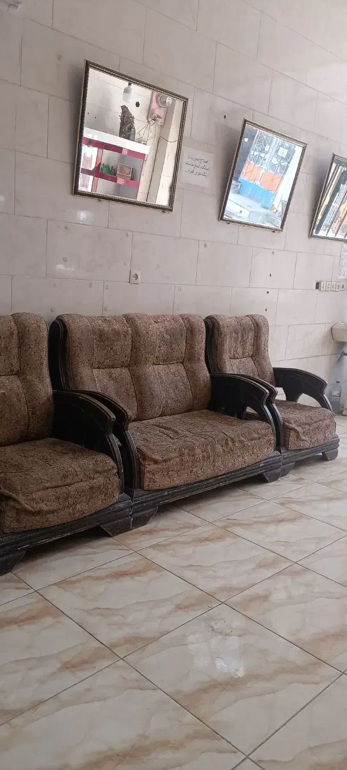 دکور آرایشگاه بادوتا صندلی کارومبل|آرایشگاه و سالن‌های زیبایی|خاش, |دیوار